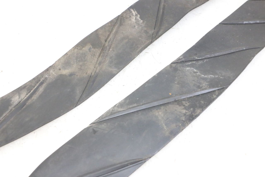 photo de TAPA REPOSAPIES GOMMA HONDA FORZA ABS 300 (2013 - 2017) - Detalles de los puntos de fijación