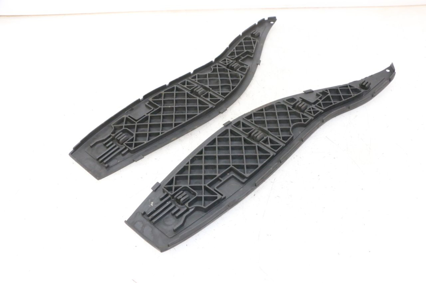 photo de TAPA REPOSAPIES GOMMA GILERA NEXUS 300 (2008 - 2013) - Otra perspectiva