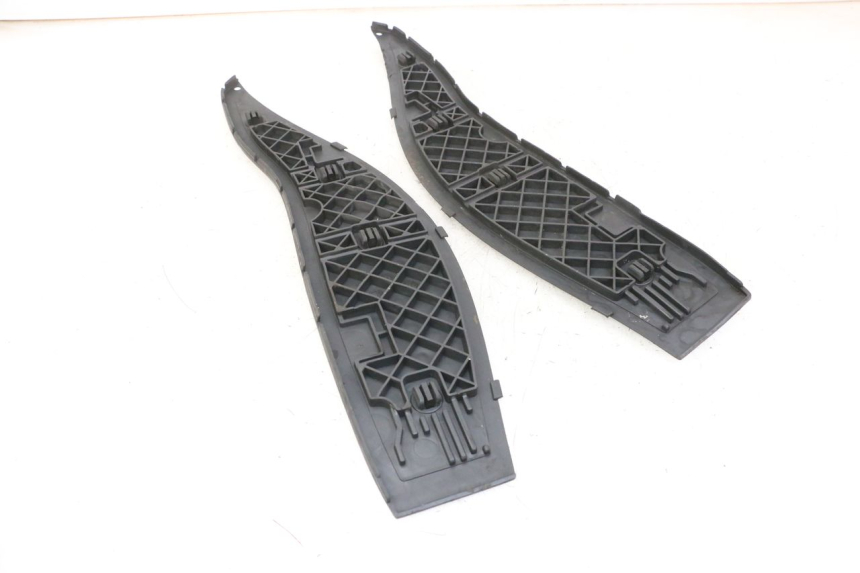 photo de TAPA REPOSAPIES GOMMA GILERA NEXUS 300 (2008 - 2013) - Primer plano técnico