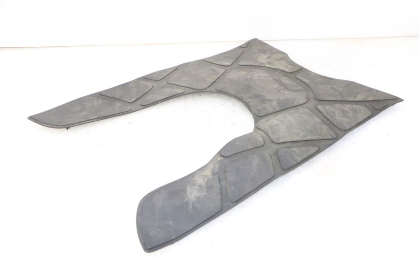 photo de TAPA REPOSAPIES GOMMA KYMCO GRAND DINK 125 (2008 - 2014) - Otra perspectiva