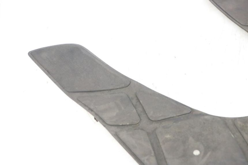 photo de TAPA REPOSAPIES GOMMA KYMCO GRAND DINK 125 (2002 - 2007) - Detalle de la pieza