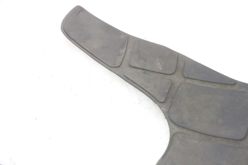 photo de TAPA REPOSAPIES GOMMA KYMCO GRAND DINK 125 (2002 - 2007) - Otra perspectiva