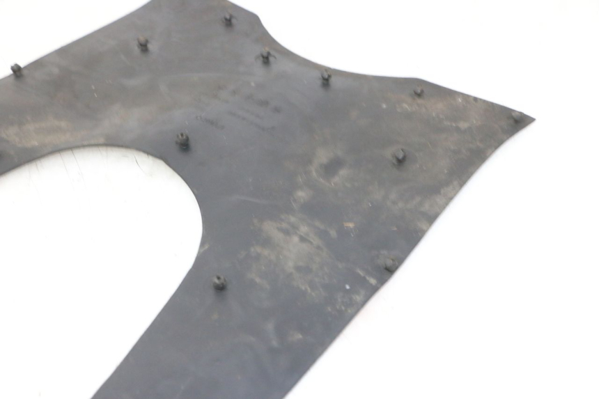 photo de TAPA REPOSAPIES GOMMA KYMCO GRAND DINK 125 (2002 - 2007) - Detalles de los puntos de fijación