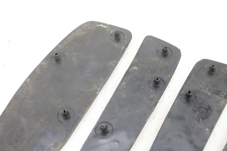 photo de TAPA REPOSAPIES GOMMA SYM GTS EVO 125 (2009 - 2013) - Primer plano técnico