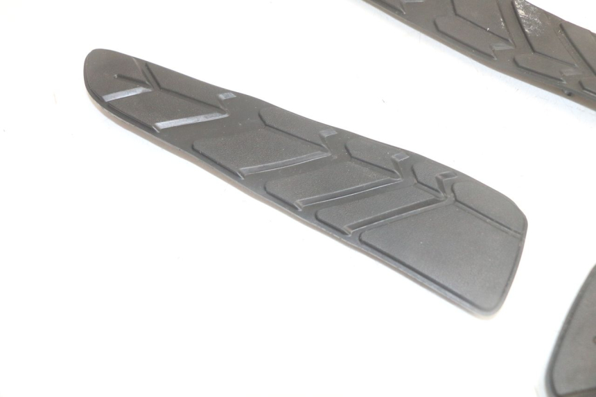 photo de TAPA REPOSAPIES GOMMA SYM GTS EVO 125 (2009 - 2013) - Detalle de la pieza