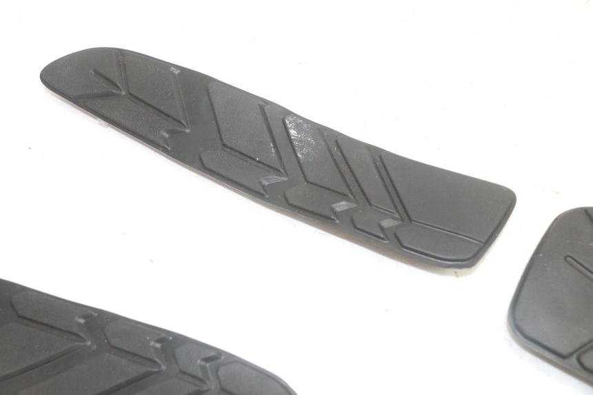 photo de TAPA REPOSAPIES GOMMA SYM GTS EVO 125 (2009 - 2013) - Zoom estado de uso