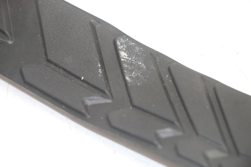 photo de TAPA REPOSAPIES GOMMA SYM GTS EVO 125 (2009 - 2013) - Otra perspectiva