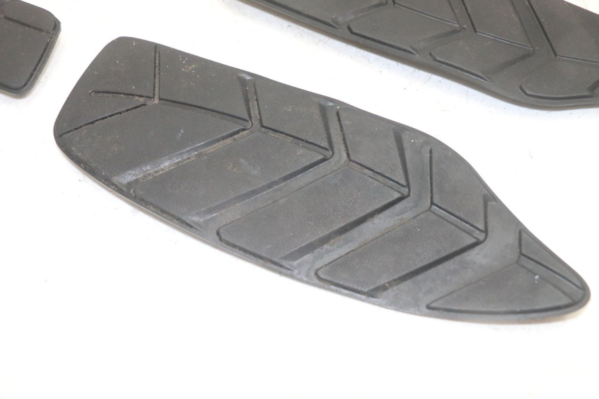 photo de TAPA REPOSAPIES GOMMA SYM GTS EVO 125 (2009 - 2013) - Primer plano técnico