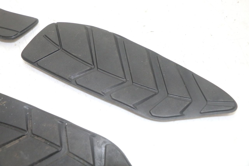 photo de TAPA REPOSAPIES GOMMA SYM GTS EVO 125 (2009 - 2013) - Vista general del producto