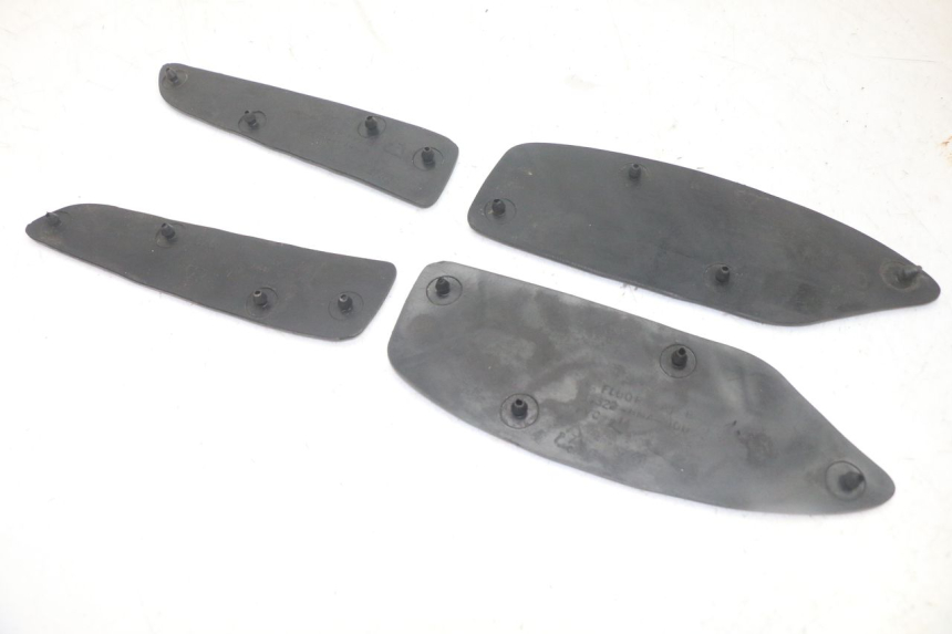 photo de TAPA REPOSAPIES GOMMA SYM GTS EVO 125 (2009 - 2013) - Detalles de los puntos de fijación