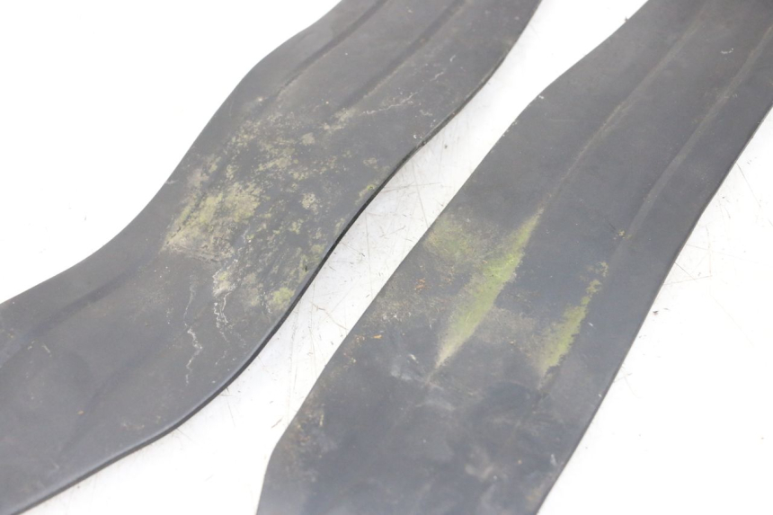 photo de TAPA REPOSAPIES GOMMA HONDA PCX (JF57/JF64) 125 (2014 - 2018) - Primer plano técnico