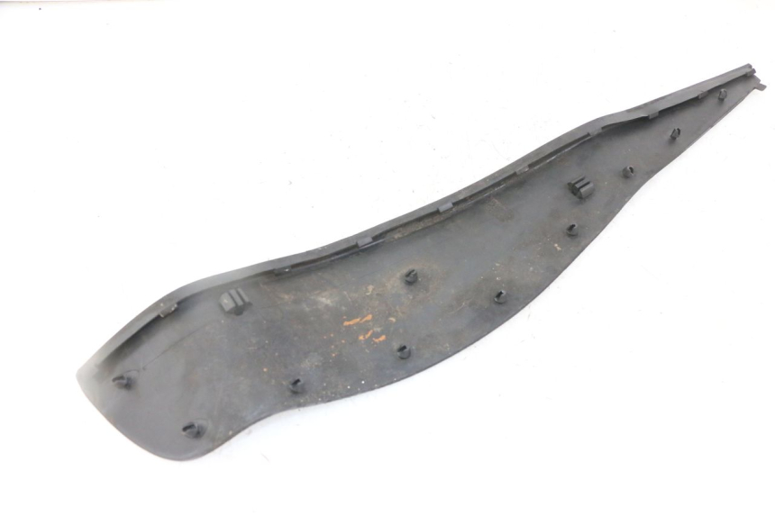 photo de TAPA REPOSAPIES GOMMA PIAGGIO IE MP3 YOURBAN 300 (2011 - 2016) - Detalle de la pieza