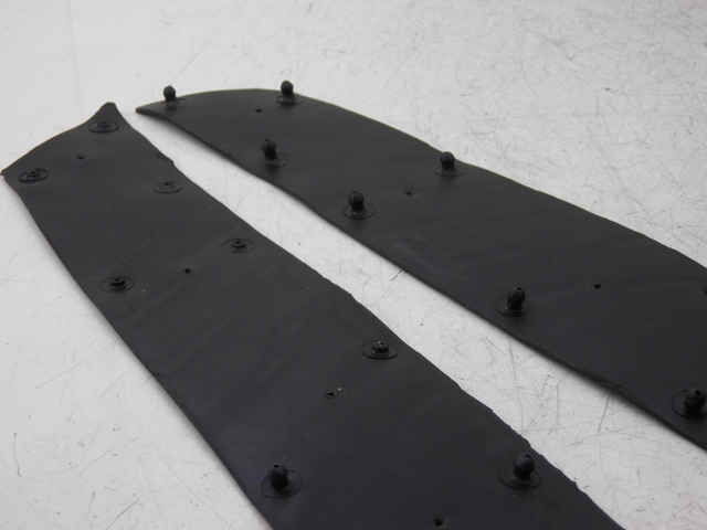 photo de TAPA REPOSAPIES GOMMA JM MOTOR S-MAX 125 (2010 - 2014) - Primer plano técnico