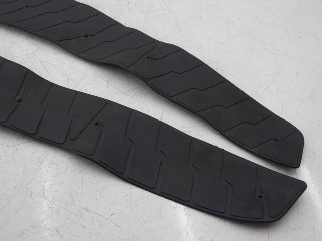 photo de TAPA REPOSAPIES GOMMA JM MOTOR S-MAX 125 (2010 - 2014) - Detalles de los puntos de fijación