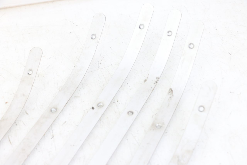 photo de TAPA REPOSAPIES GOMMA JM MOTORS VX 125 (2022 - 2025) - Detalles de los puntos de fijación