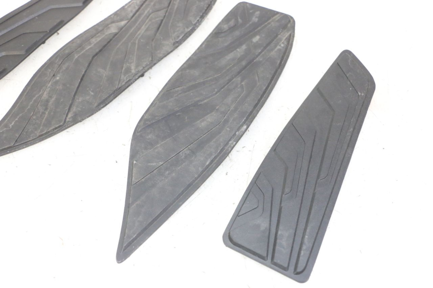 photo de TAPA REPOSAPIES GOMMA SYM JOYMAX 125 (2010 - 2017) - Zoom estado de uso