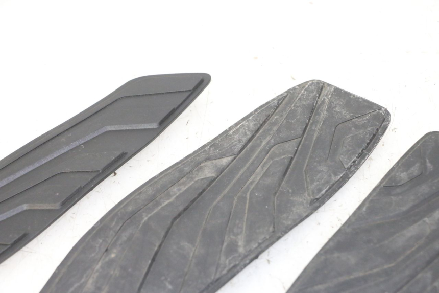 photo de TAPA REPOSAPIES GOMMA SYM JOYMAX 125 (2010 - 2017) - Otra perspectiva