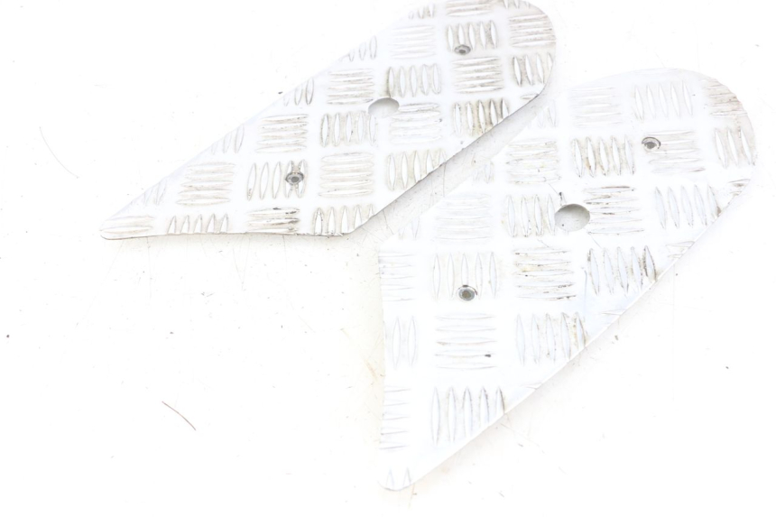 photo de TAPA REPOSAPIES GOMMA PEUGEOT KISBEE 2T 50 (2018 - 2022) - Primer plano técnico