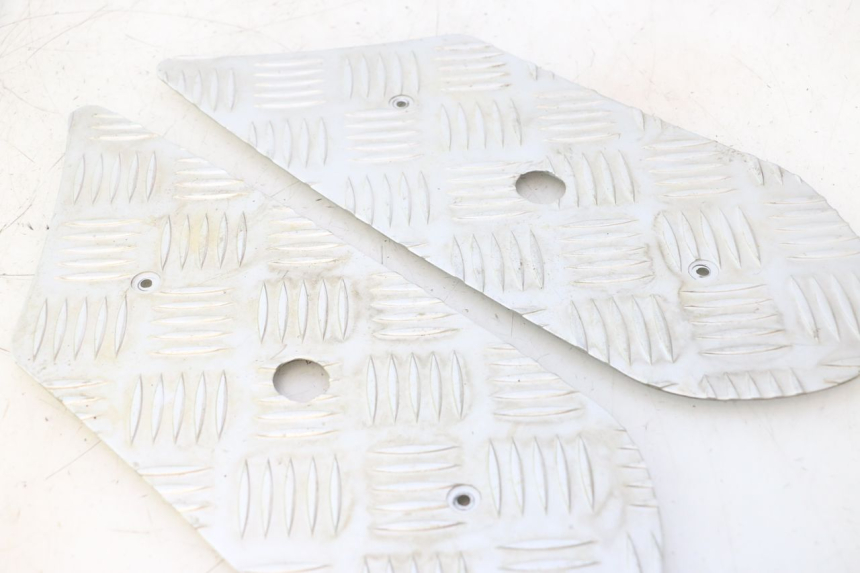 photo de TAPA REPOSAPIES GOMMA PEUGEOT KISBEE 4T 50 (2023 - 2026) - Detalle de la pieza