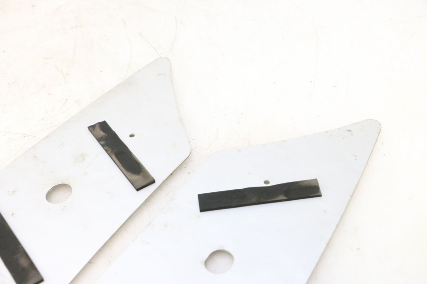photo de TAPA REPOSAPIES GOMMA PEUGEOT KISBEE 4T 50 (2023 - 2026) - Otra perspectiva