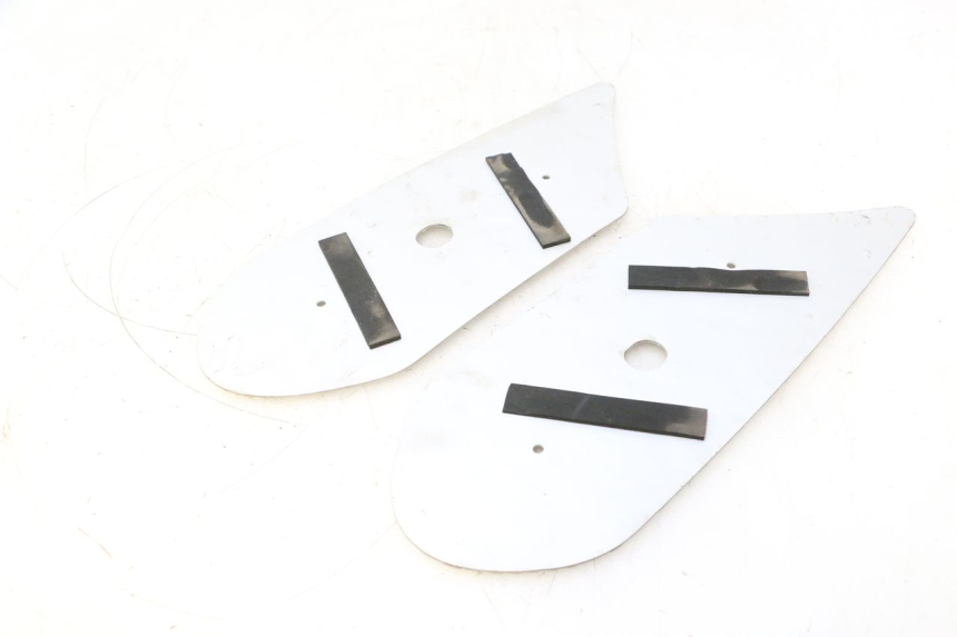 photo de TAPA REPOSAPIES GOMMA PEUGEOT KISBEE 4T 50 (2023 - 2026) - Primer plano técnico