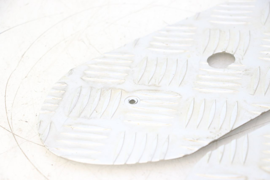 photo de TAPA REPOSAPIES GOMMA PEUGEOT KISBEE 4T 50 (2023 - 2026) - Estado de la superficie y material