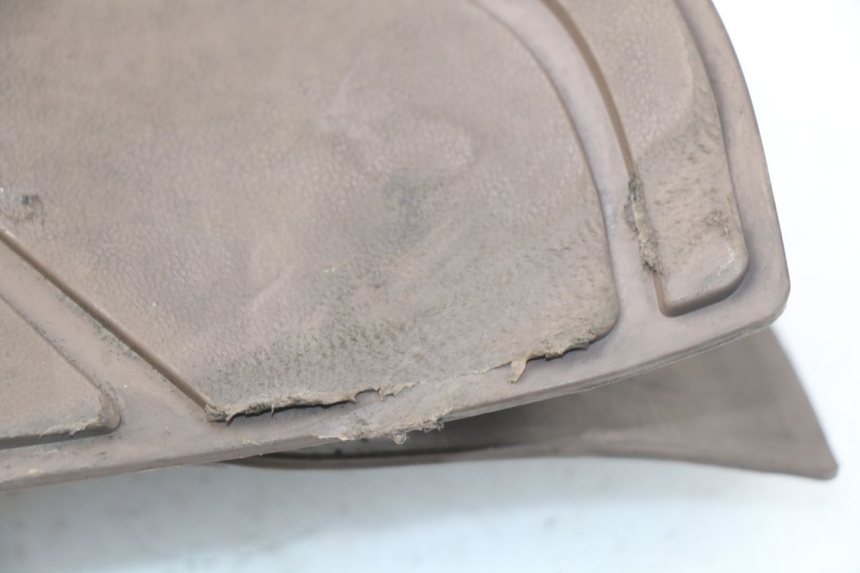 photo de TAPA REPOSAPIES GOMMA SYM MIO 100 (2006 - 2017) - Zoom estado de uso