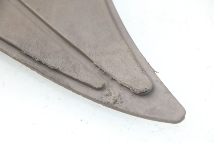 photo de TAPA REPOSAPIES GOMMA SYM MIO 100 (2006 - 2017) - Primer plano técnico