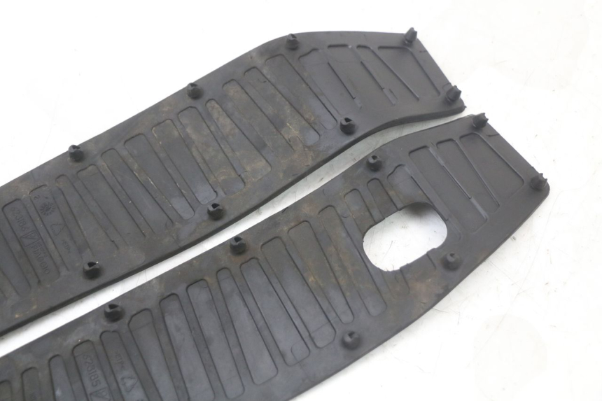 photo de TAPA REPOSAPIES GOMMA PIAGGIO MP3 HPE 350 (2018 - 2020) - Características distintivas