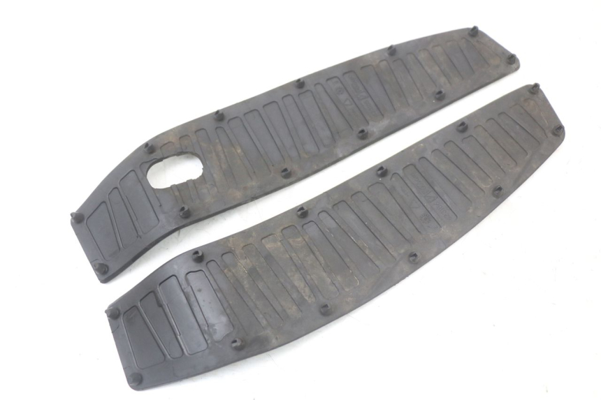 photo de TAPA REPOSAPIES GOMMA PIAGGIO MP3 HPE 350 (2018 - 2020) - Detalles de los puntos de fijación