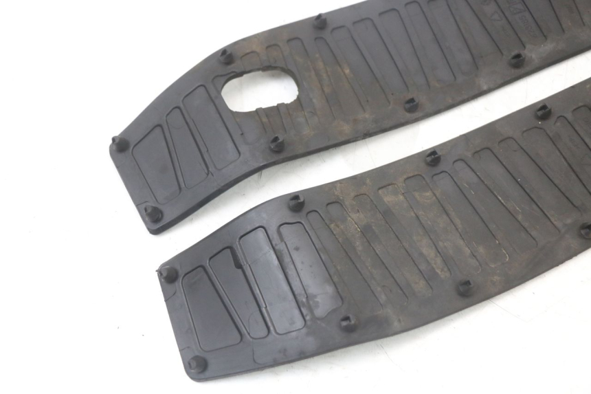 photo de TAPA REPOSAPIES GOMMA PIAGGIO MP3 HPE 350 (2018 - 2020) - Estado de la superficie y material