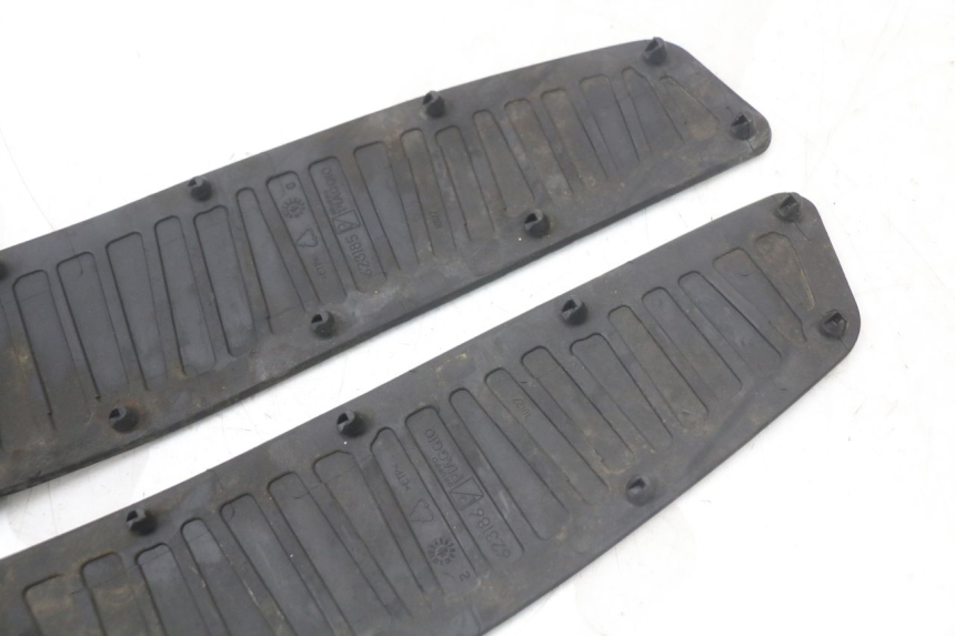 photo de TAPA REPOSAPIES GOMMA PIAGGIO MP3 HPE 350 (2018 - 2020) - Recambio usado revisado