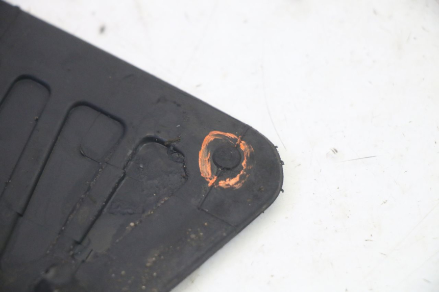 photo de TAPA REPOSAPIES GOMMA PIAGGIO MP3 HPE 350 (2018 - 2020) - Detalles de los puntos de fijación