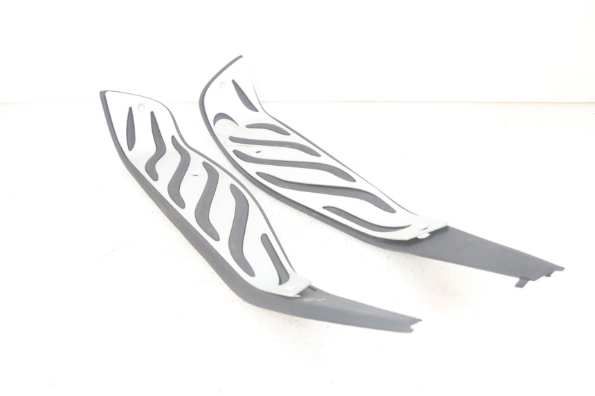 photo de TAPA REPOSAPIES GOMMA PIAGGIO MP3 HPE 300 (2019 - 2026) - Vista principal