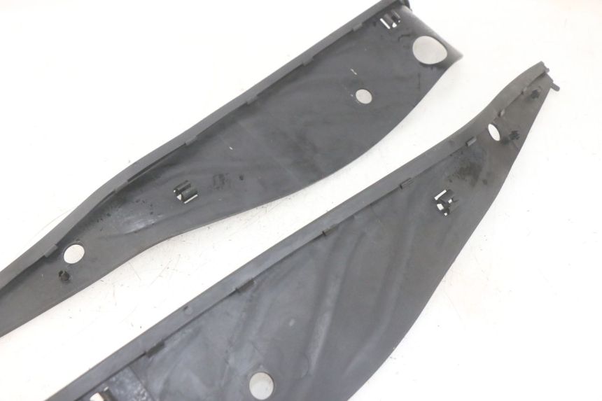 photo de TAPA REPOSAPIES GOMMA PIAGGIO MP3 HPE 300 (2019 - 2026) - Otra perspectiva