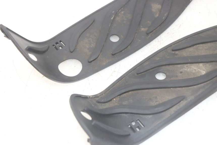 photo de TAPA REPOSAPIES GOMMA PIAGGIO MP3 HPE 300 (2019 - 2026) - Detalles de los puntos de fijación