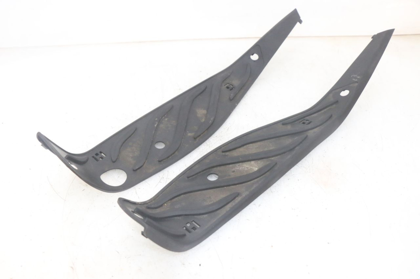 photo de TAPA REPOSAPIES GOMMA PIAGGIO MP3 HPE 300 (2019 - 2026) - Estado de la superficie y material