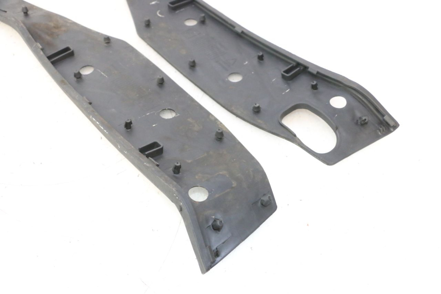 photo de TAPA REPOSAPIES GOMMA PIAGGIO MP3 HPE 530 (2022 - 2026) - Detalle de la pieza