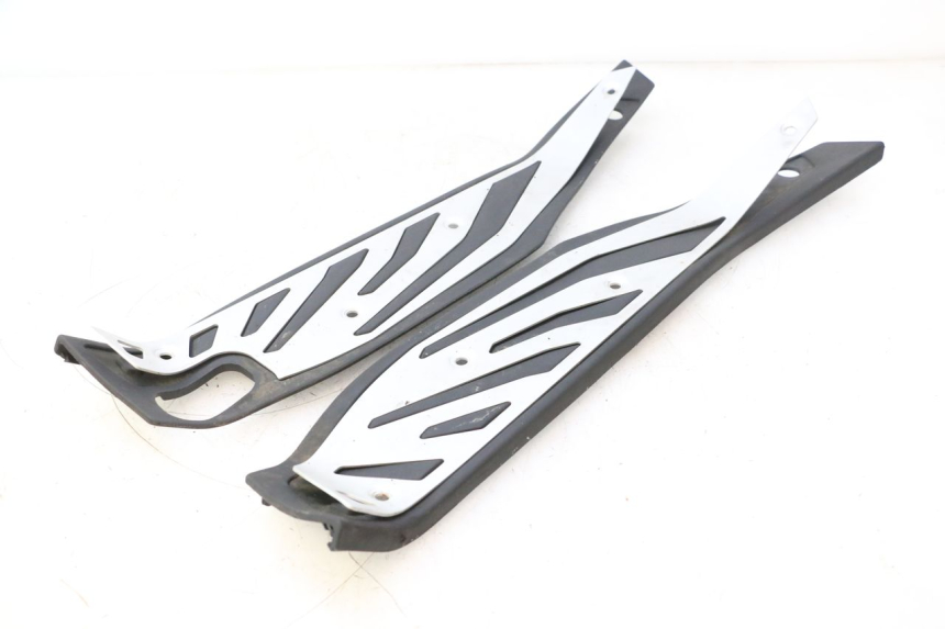 photo de TAPA REPOSAPIES GOMMA PIAGGIO MP3 HPE 530 (2022 - 2026) - Características distintivas
