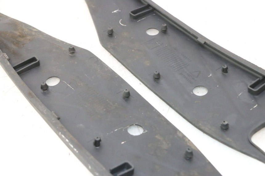 photo de TAPA REPOSAPIES GOMMA PIAGGIO MP3 HPE 530 (2022 - 2026) - Zoom estado de uso