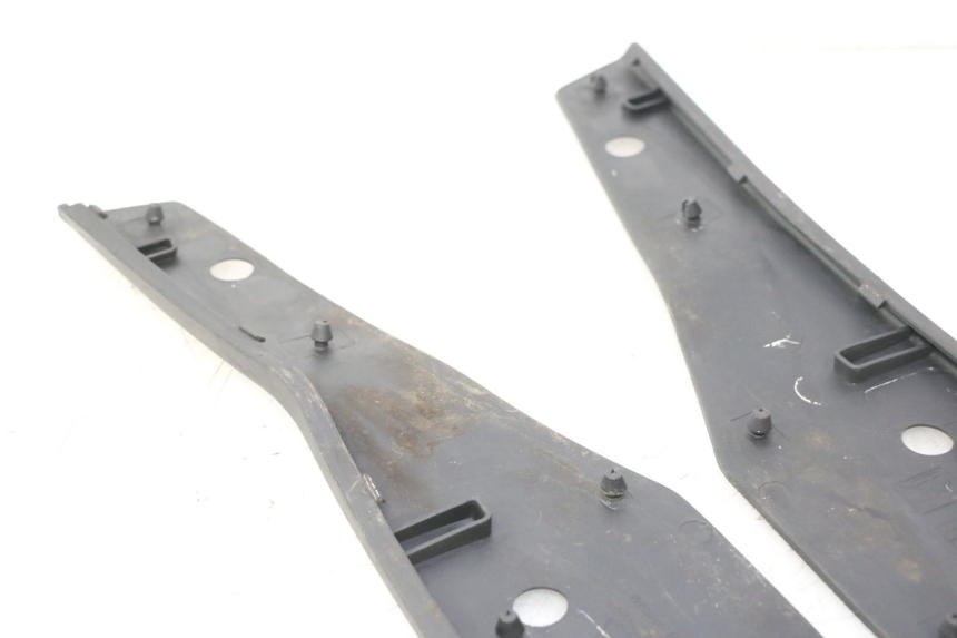 photo de TAPA REPOSAPIES GOMMA PIAGGIO MP3 HPE 530 (2022 - 2026) - Otra perspectiva