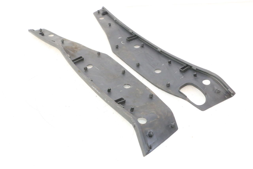 photo de TAPA REPOSAPIES GOMMA PIAGGIO MP3 HPE 530 (2022 - 2026) - Primer plano técnico