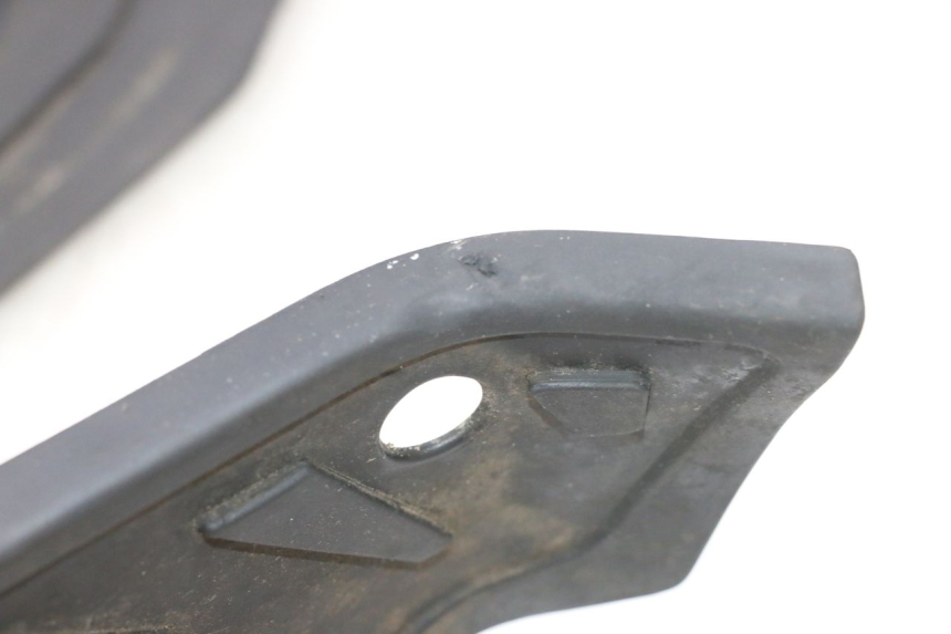 photo de TAPA REPOSAPIES GOMMA PIAGGIO MP3 HPE 530 (2022 - 2026) - Detalles de los puntos de fijación