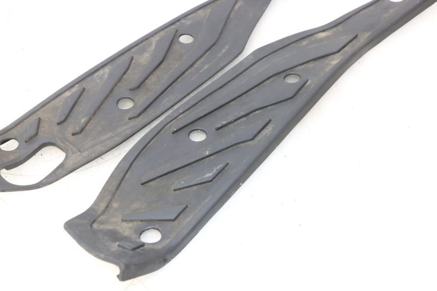 photo de TAPA REPOSAPIES GOMMA PIAGGIO MP3 HPE 530 (2022 - 2026) - Estado de la superficie y material
