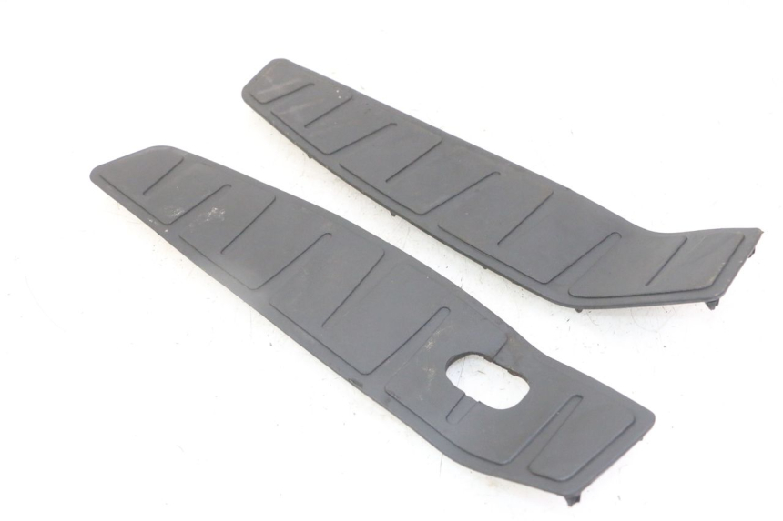 photo de TAPA REPOSAPIES GOMMA PIAGGIO MP3 LT 300 (2010 - 2016) - Zoom estado de uso