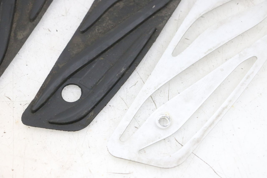 photo de TAPA REPOSAPIES GOMMA PIAGGIO MP3 500 (2016 - 2018) - Primer plano de alta resolución