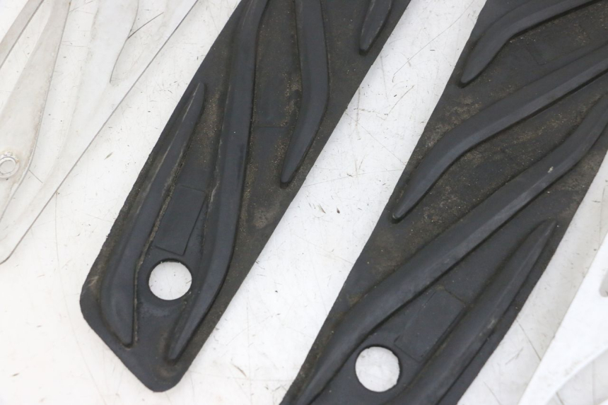 photo de TAPA REPOSAPIES GOMMA PIAGGIO MP3 500 (2016 - 2018) - Estado de la superficie y material