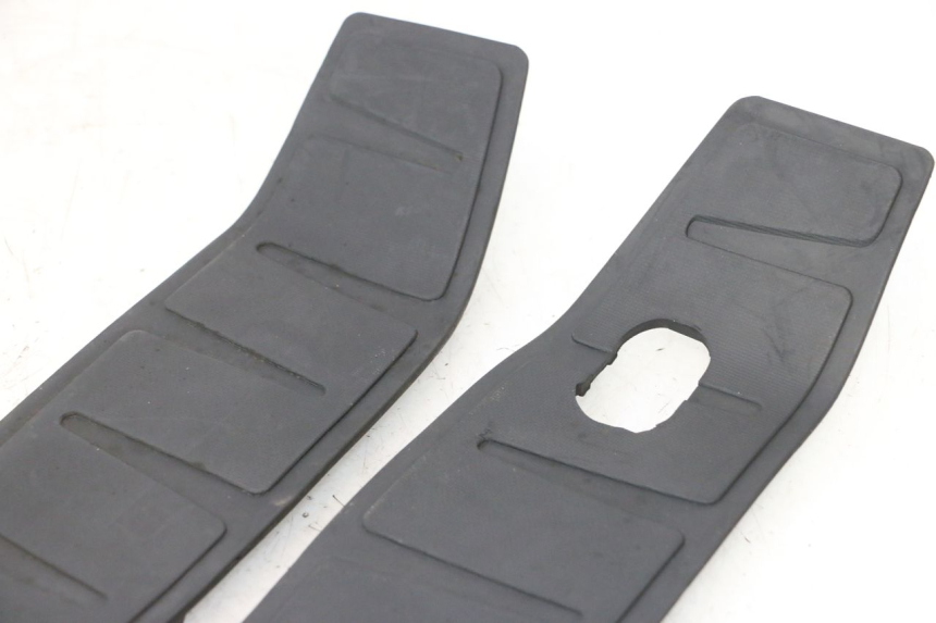 photo de TAPA REPOSAPIES GOMMA PIAGGIO MP3 500 (2016 - 2018) - Otra perspectiva