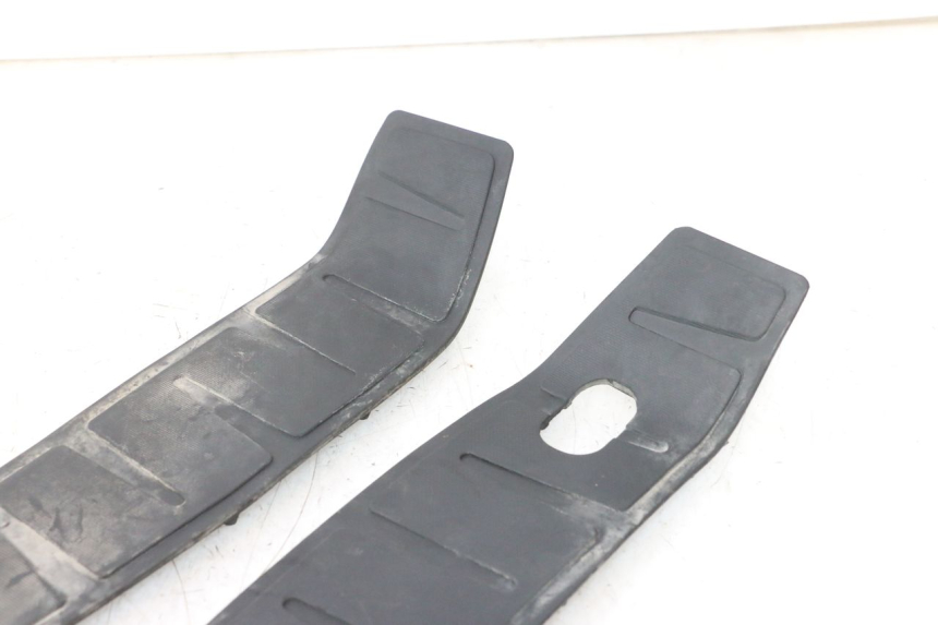 photo de TAPA REPOSAPIES GOMMA PIAGGIO MP3 500 (2016 - 2018) - Detalle de la pieza