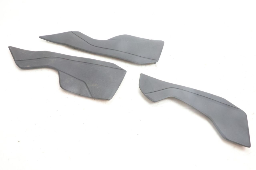 photo de TAPA REPOSAPIES GOMMA YAMAHA N-MAX NMAX 125 (2021 - 2024) - Vista principal